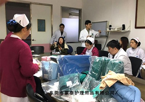 The Huadu District People's Hospital makes the outer covering nursing organization to study against pressure sore to nurse the apparatus, prepares the entire hospital purchase, outside the hospital entrance the main point is hospital management .jpg