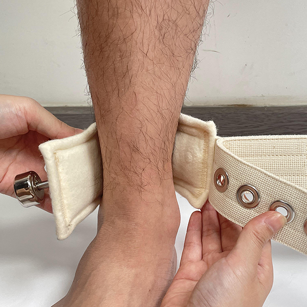 The both feet ties a belt approximately