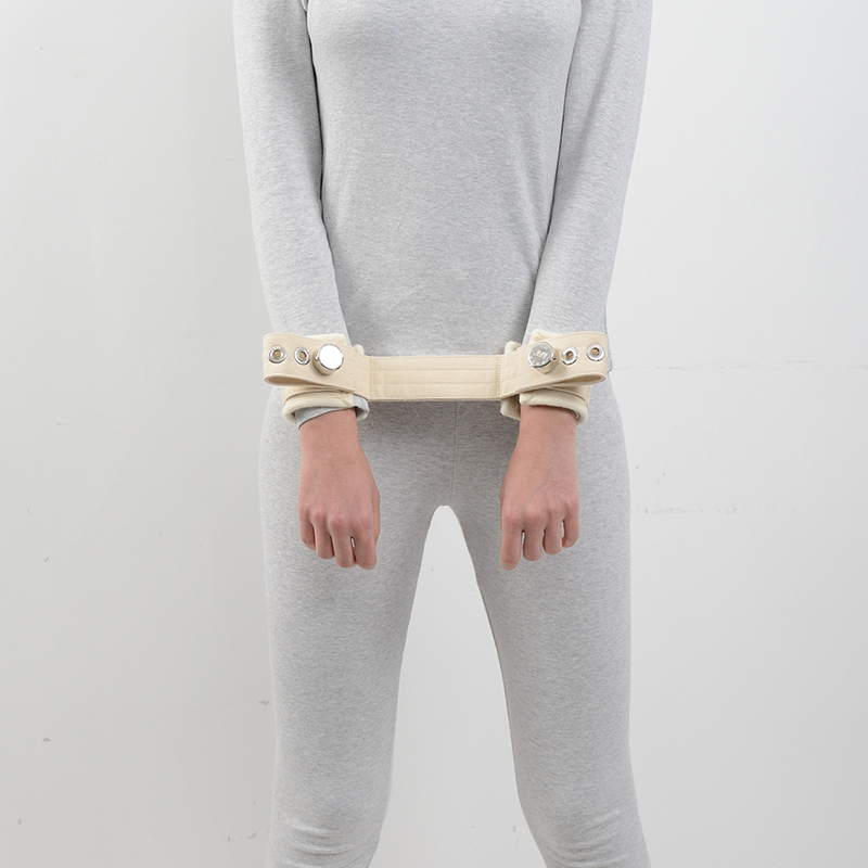 Both hands tie a belt approximately