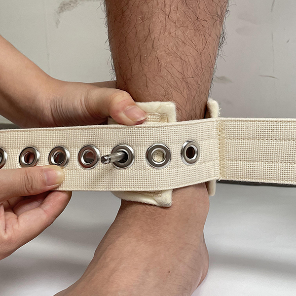 The both feet ties a belt approximately