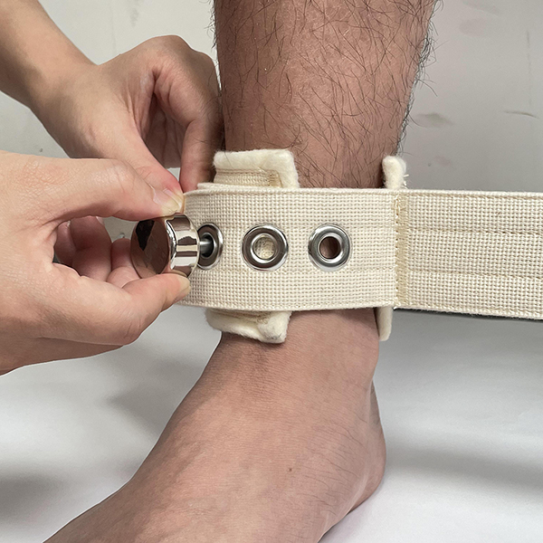 The both feet ties a belt approximately