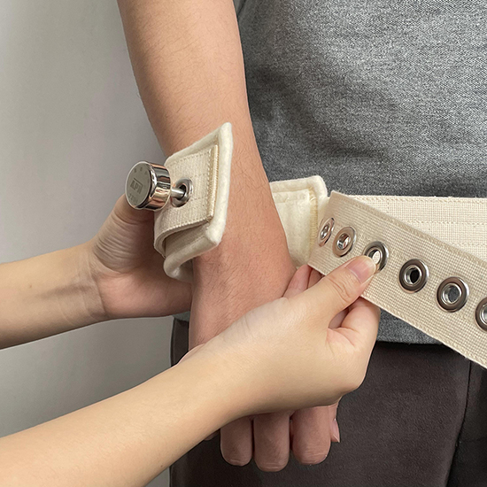 Both hands tie a belt approximately